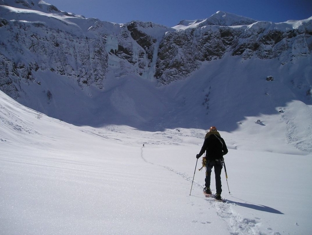 Hacia la cima con raquetas de nieve